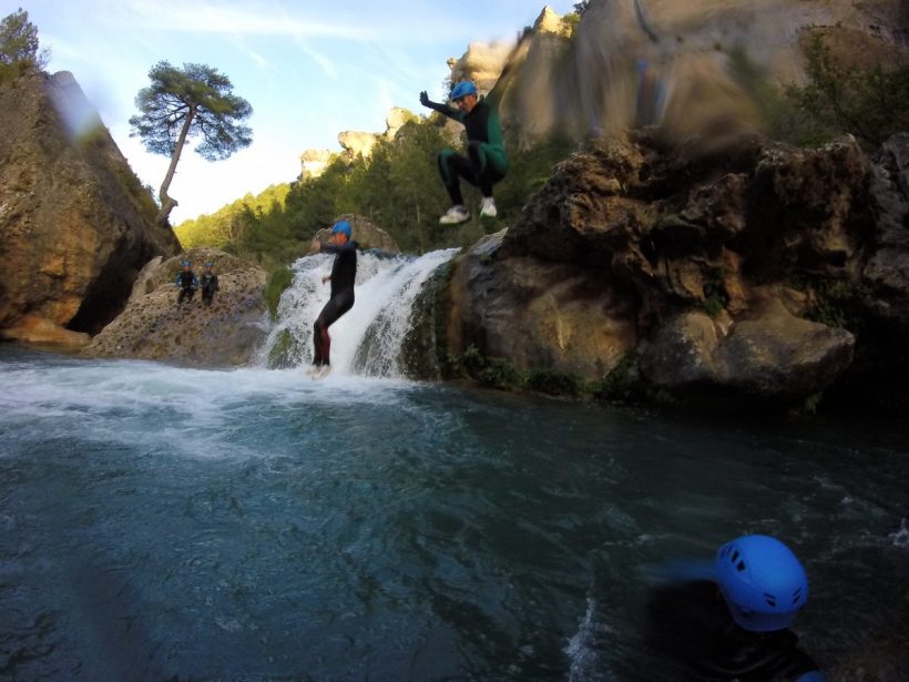 Saltando a la vez en el Ventano del diablo en Cuenca