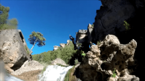 Barranquismo Madrid: Salto junto a la cascada del Ventano del diablo.