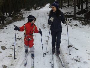Esquí con niños: Un arnés nos ayuda a tirar de ellos o a frenarlos dese atrás