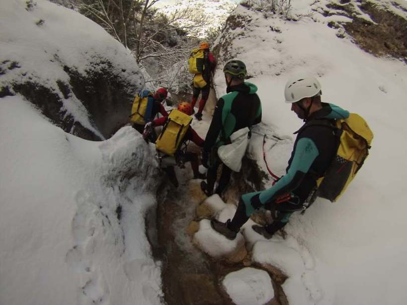 Barranquismo en invierno con akenay