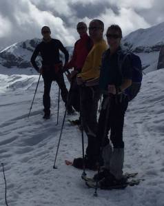 Amigos con raquetas de nieve