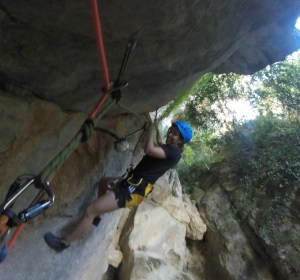 Elena va por el pasamanos