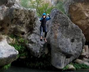 Salto a una poza del barranco