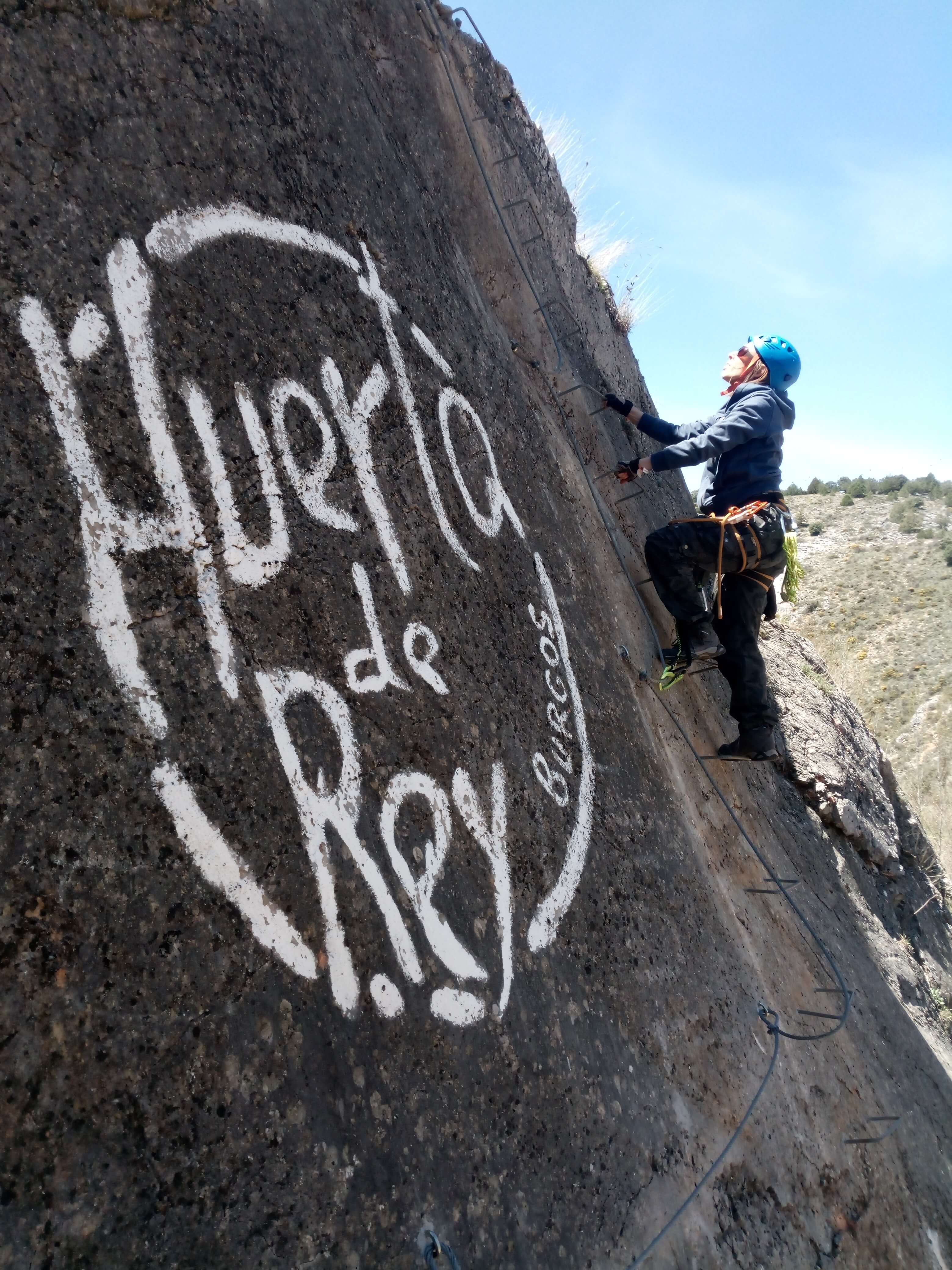Placa reconocible desde la carretera