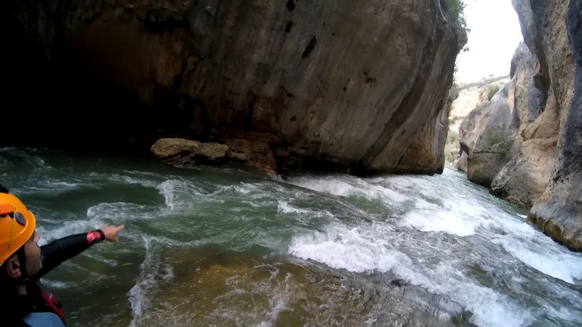 peri estudiando el paso en el ventano del diablo