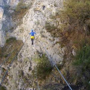 Piente tibetano en la via ferrata del ventano del diablo