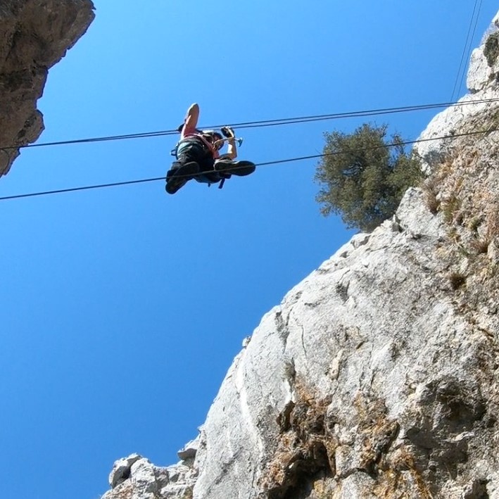 Puente de mono en via ferrata