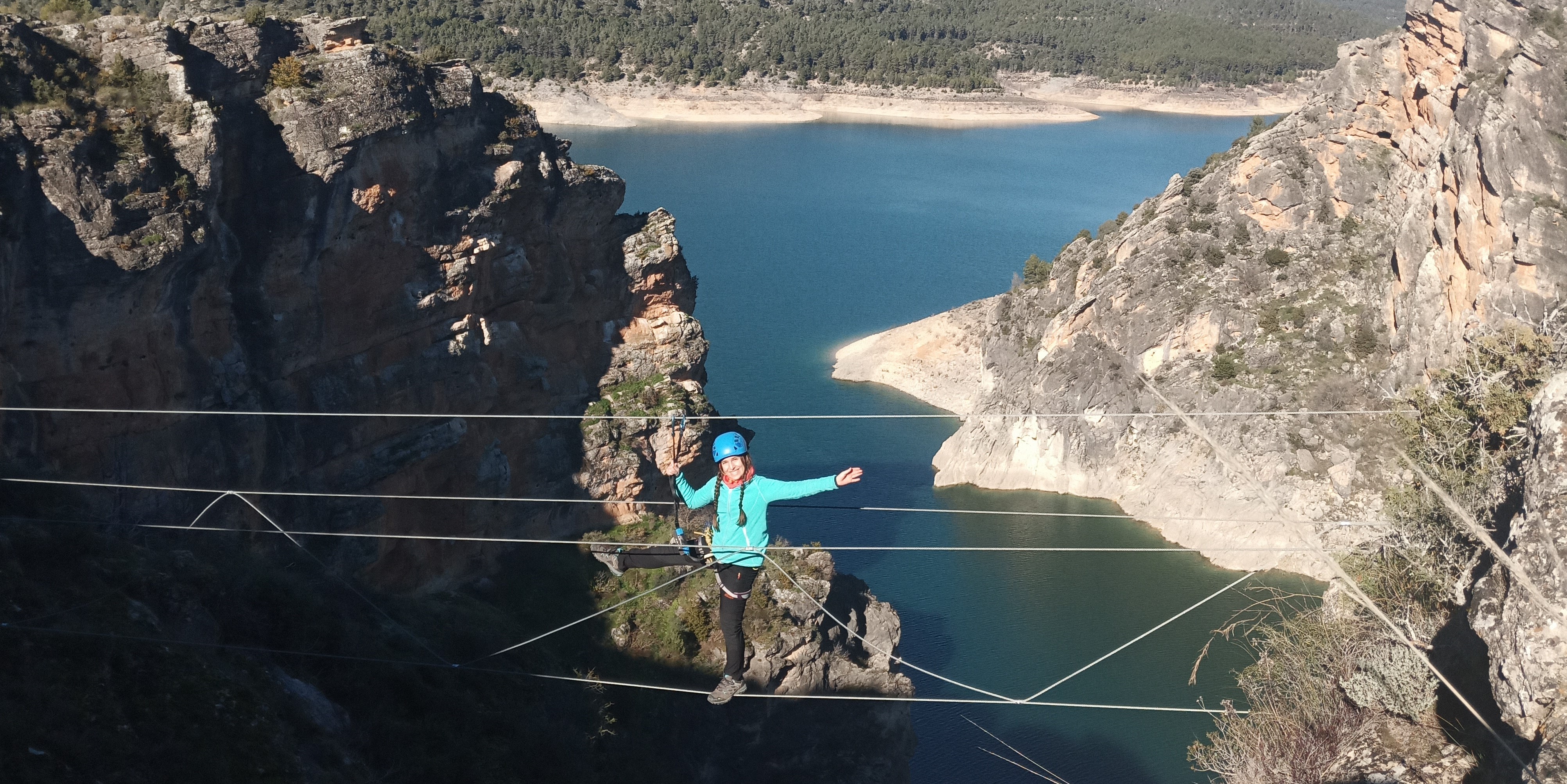Puente colgante en la Vía ferrata Boca del infierno en Sacedón