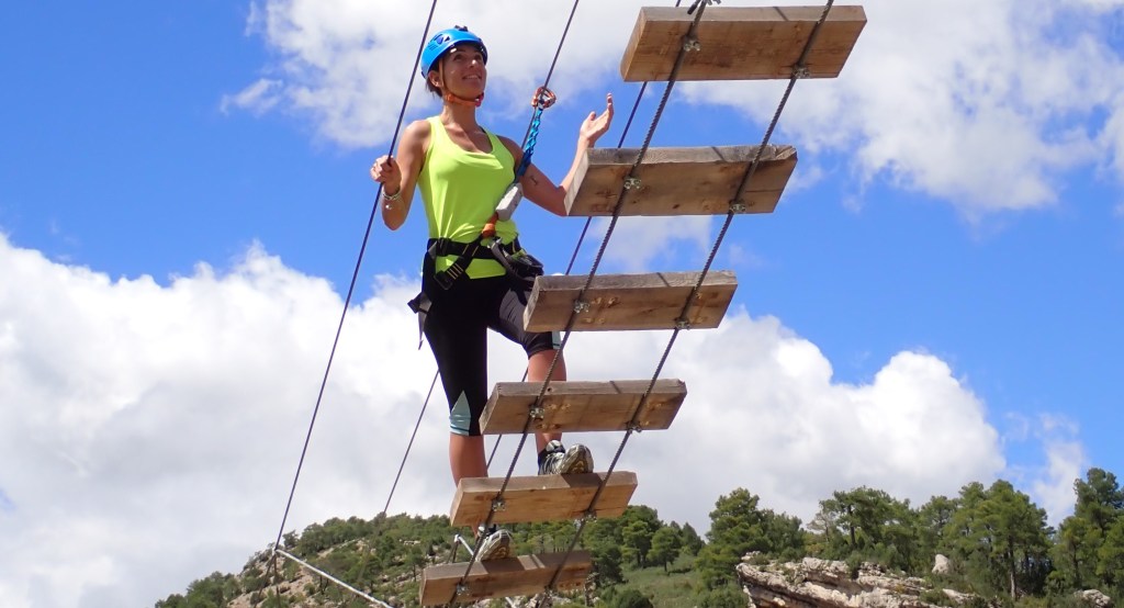 Puente colgante en via ferrata de Fuertescusa