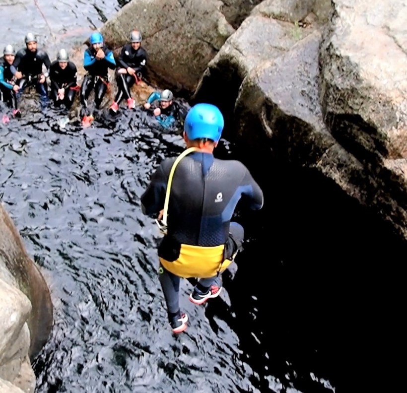 Saltando a la poza en lugar de rapelar
